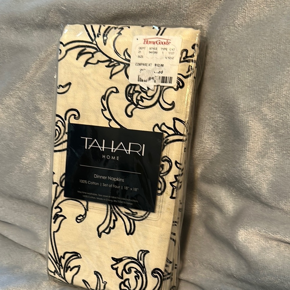 Tahari Home Cream and Black Dinner Napkins new in plastic